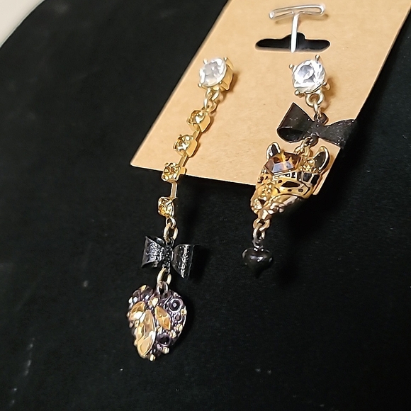 Vintage BETSEY JOHNSON Hollywood Glam Collection Tiger Head Heart Earrings. - Picture 3 of 7